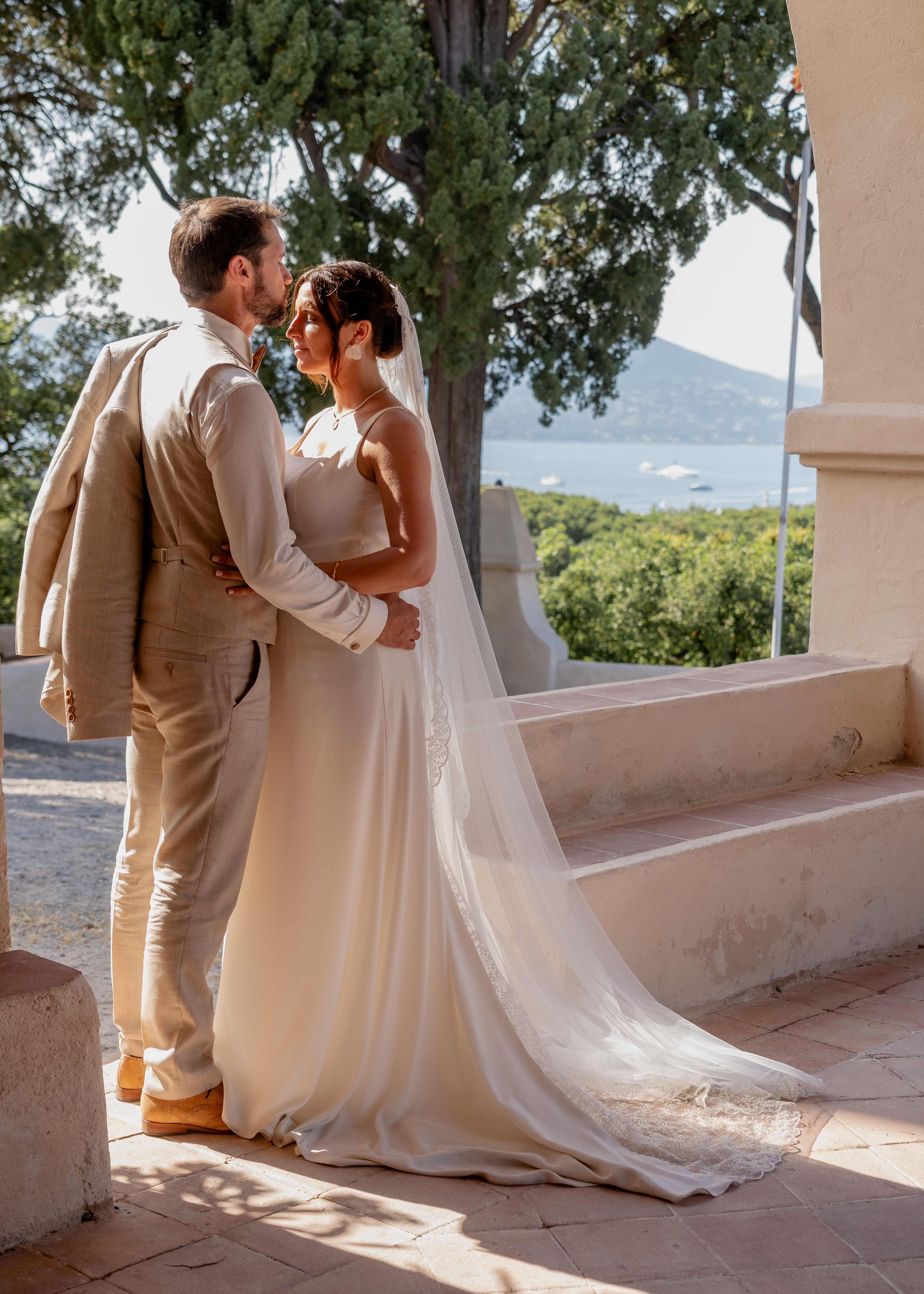 couple marié mariage à st tropez coucher de soleil beige