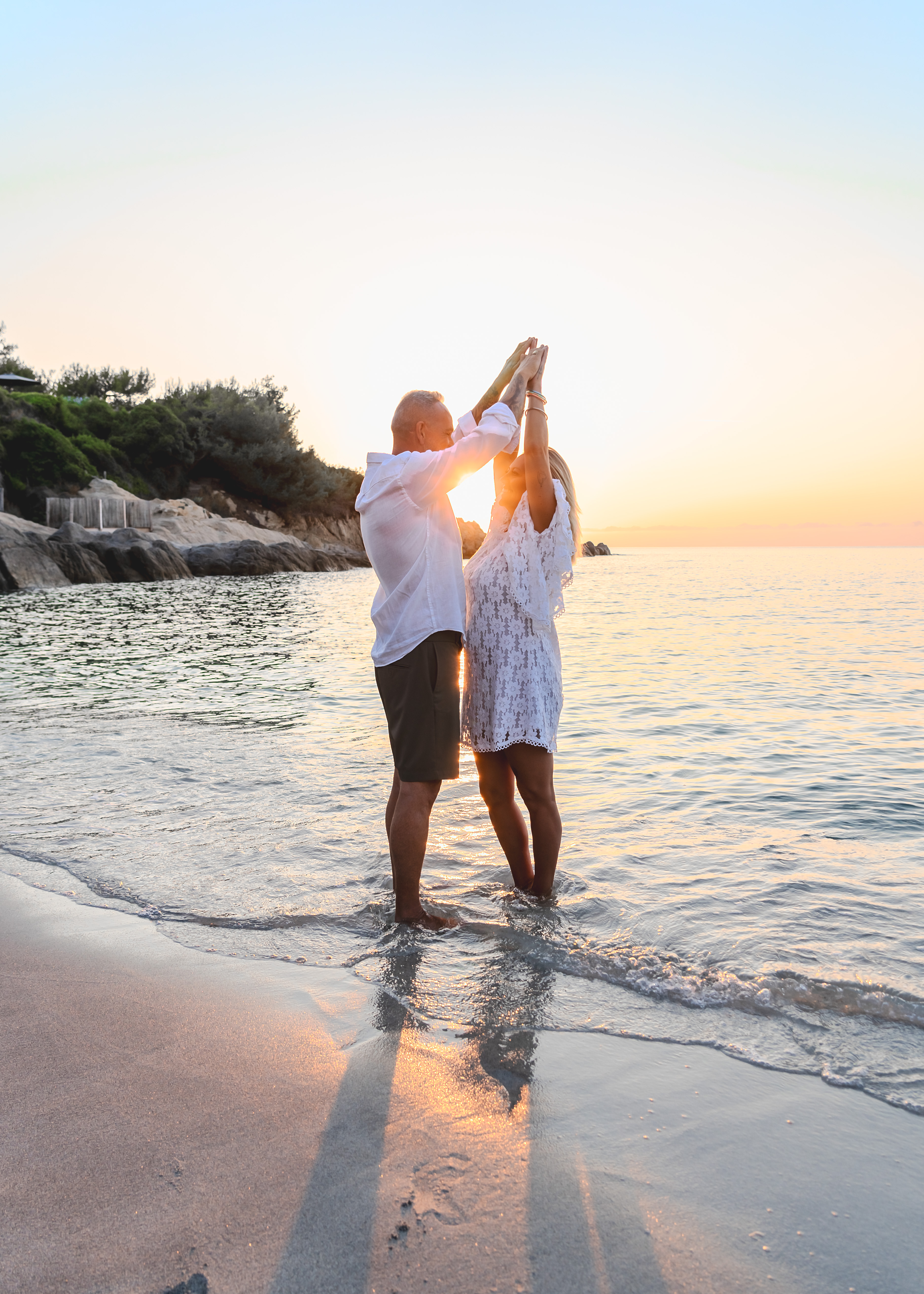 couple-escalet-lever-de-soleil- anniversaire-plage-mer-shooting-couple