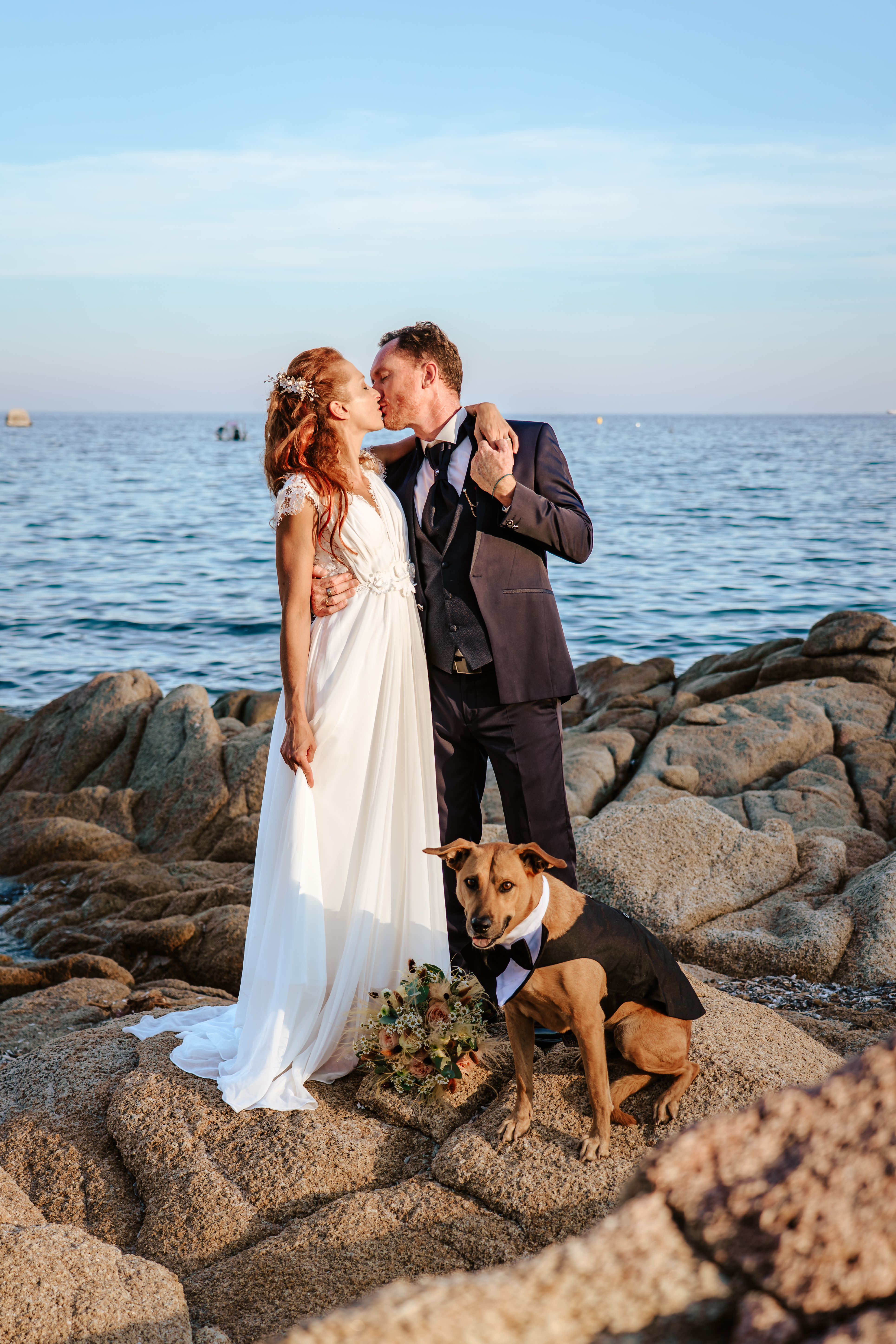 couple mariage à la plage avec chien coucher de soleil escalet Ramatuelle