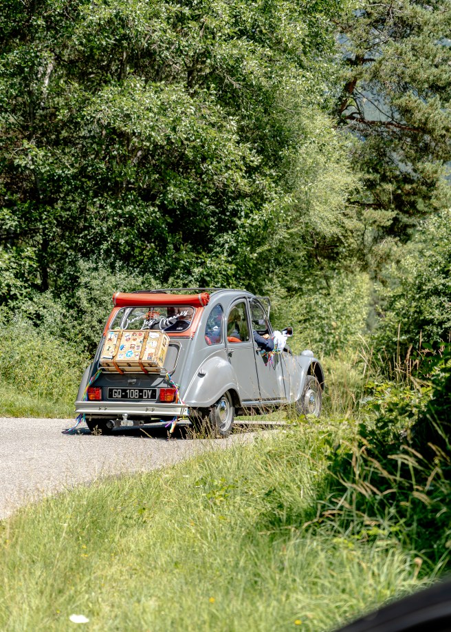découverte des mariés forêt mariage montclar 2cv