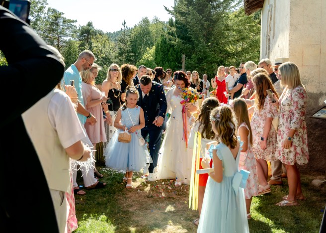 mariage montclar église seyne les alpes mariés chabanon vallée de la blanche sortie de l'église