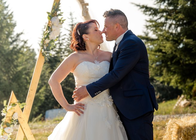 mariés séance couple coucher de soleil chabanon bisou