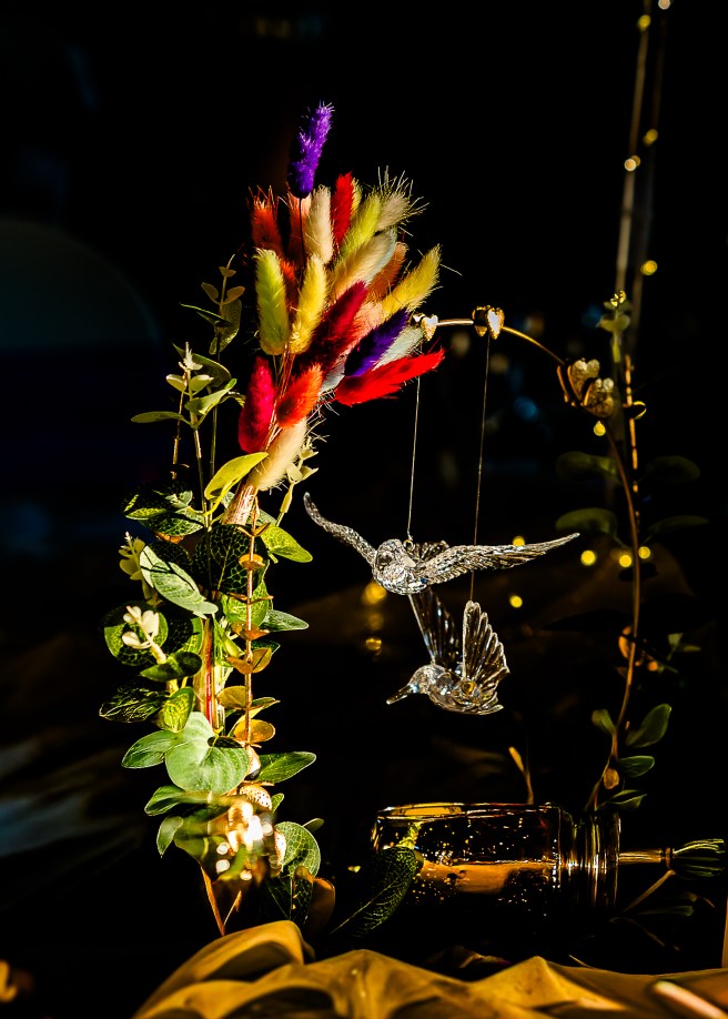 détail centre de table mariage rainbow wedding oiseau plumes coucher de soleil